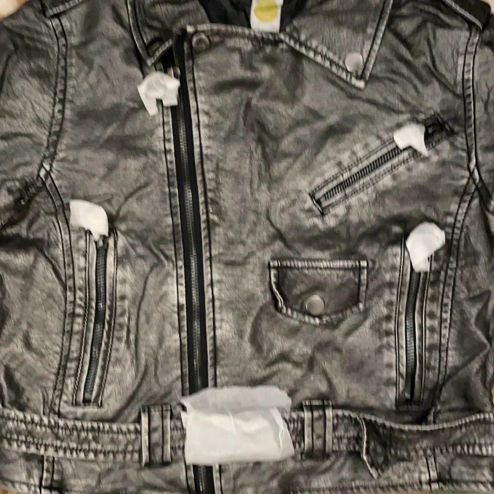 Faux Leather Silver Jacket NWOT Winky Face Brand Logo. Size (M) Medium - Picture 4 of 8